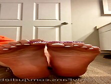 Kinky woman is displaying her fleshly feet in front of the web camera, just for enjoyment