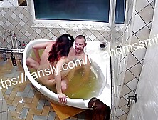 я трахалась в ванне и затопила соседей снизу