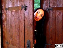 Annissa Kate toma um pau enorme e se excita com ele