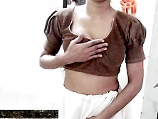 Showed the dirty video to the sister-in-law and made the step sister naked.