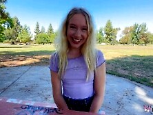 Die Blonde Teenagerin Kallie Zeigt Sich Bei Ihrem Ersten Casting Öffentlich Und Lutscht