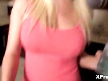 Amazingly Hot geile Mutter,  die ihren Stiefsohn verfuhrt