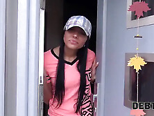 Debt4k. un homme musclé frappe un jeune débiteur cute qui n'a pas de travail