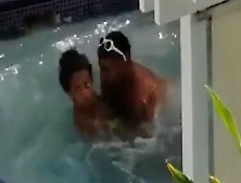 Flagrou O Casal Na Piscina Do Motel E O Vídeo Vazou Na Net