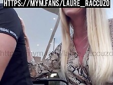 Je l'arrose de sperme dans le parking après l'avoir doigté au restaurant !