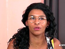 Nette Deutsche spielt mit Lieblingsdildo und Auflegevibrator - Solo girl