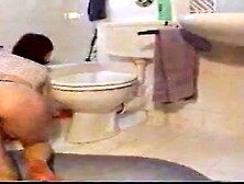 Zarte Maus wird beim Putzen plötzlich geil