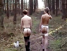 sara et jade dans les bois