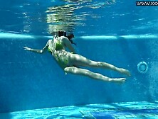 Mother I'd Like To Fuck Chick Nicole Pearl Shaking Booty Underwater