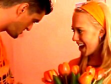 "Teen Babe's Sensual Dance Moves Get Older Man Drooling Over Her"