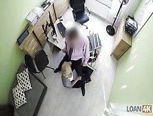 LOAN4K.  Katy Aux Cheveux Blonds Espère Obtenir un Prêt Mais