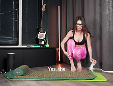 Hot MILF with a hard ass does JOI for her slaves