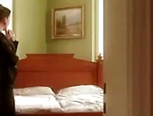 Lesbische Euro-Domina fickt Lesben-Sub