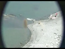 Sur Un Matelas Gonflable à La Plage