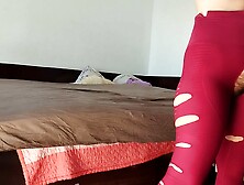 Une femme amateur s'amuse à essayer des vêtements et à les couper. Une femme amateur danse nue dans