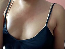 Mira mis tetas pequeñas mientras me maquillo