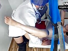 Ginecologista obriga paciente a urinar durante exame e a submete a ato sexual.