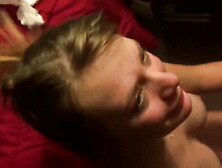 Pipeuse blonde appliquee fait juter son homme