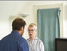 Blonde Kirchenfotze wird in Ihre haarige Fotze gefickt