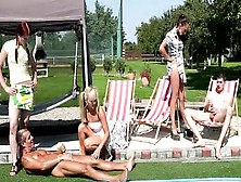 Orgie Au Bord De La Piscine Avec Les Nettoyeurs Et Une Belle Blonde