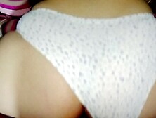 Latin babe de gran culo a cuatro patas quiere que la penetre