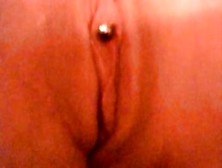 Geile Sau Fingert Ihre Gepiercte Pussy