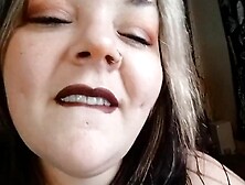 Lewd big beautiful woman repeatedly squirts during the time that masterbating in fishnets