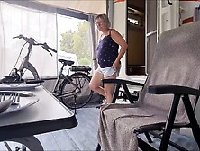 Oma wie eine Nutte auf den Campingplatz