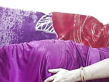 Gav ke gawar ladaki ne apane sasur ke samane nighti pahankar chut chudai ki