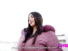 Mother I'd Like To Fuck muestra sus grandes tetas y su increíble culo gigante en la calle -- Maryam Sexy