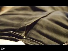 Frau neckt lächerlichen Pimmel