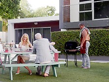 Blondie with long hair gets a cumshot on her hair