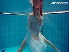 Belle Ado Rousse Diana Zelenkina Se Fait Filmer Sous L´eau Sans Culotte