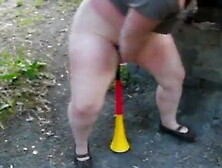 Fette Sau besorgt es sich draussen mit Vuvuzela