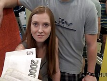 HUNT4K.  Dans un gymnase vide,  un chasseur paie de l'argent pour un cocu avide et empale sa copine