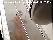 Espionner sous la douche c'est mal... ou pas.