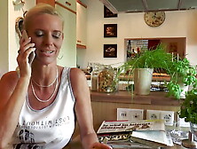 Blonde Milf fickt mit dem Elektriker