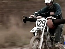 Lee Ann et Maeva,  brunettes rebelles,  baisent sur une moto