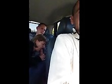 Elle Suce Dans La Voiture