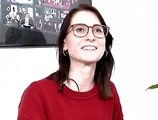 Ersties - Lia kommt mit Analplug und Fingern zum Höhepunkt