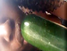 Mulatinha Perfeita Brincando Com O Pepino Grosso Na Buceta