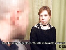 DEBT4k. Mann kommt zum jugendlichen russischen Schuldner und bohrt shaved