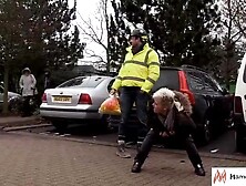 Bezwstydna kobieta z NL pokazuje publicznie swoje wdzieki