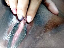 Novinha exibindo a buceta e dedilhando o clitóris Jputinha