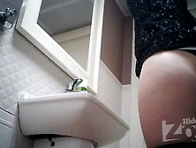 Toilet Voyeur 17