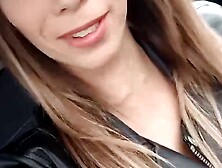 Littleangel84 é fodida em um banheiro