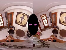 Duas beldades chupam um pau e são fodidas em POV e VR