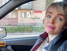 Милфа нимфоманка напросилась на молодой член таксиста, жаркий секс на заброшке на адреналине