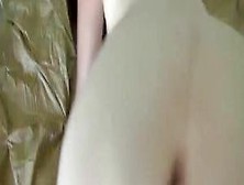 Footjob avec une salope toute poilue