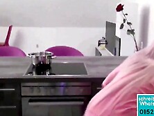 Stief-Schwester vom Mega Schwanz inside Kueche gefickt